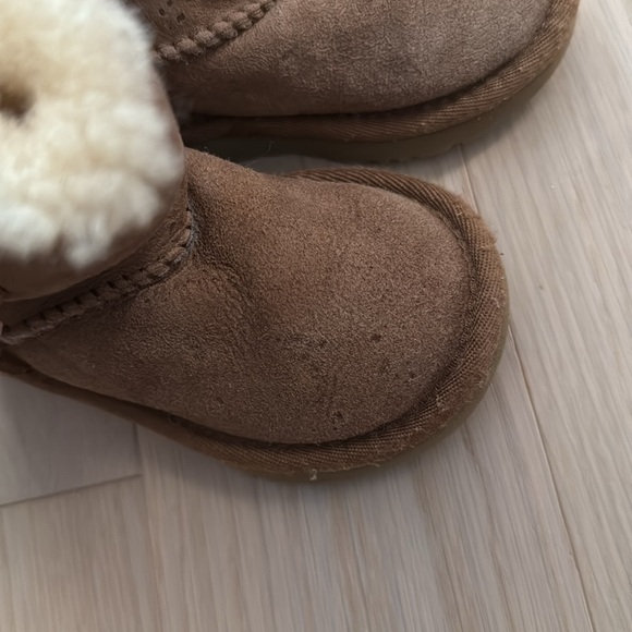 Ugg Bailey Button Toddler size 6 - Picture 3 of 4